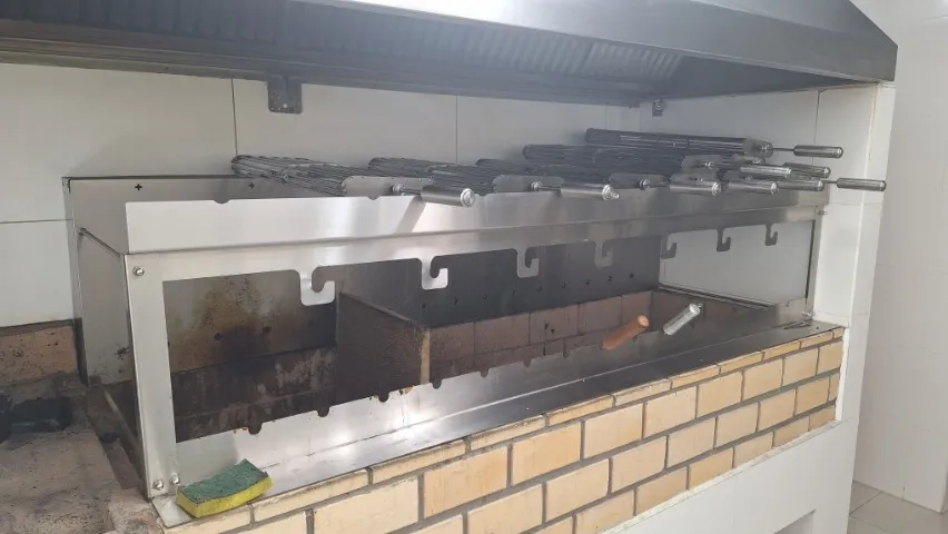 Churrasqueira e frangueira rotativa a carvão