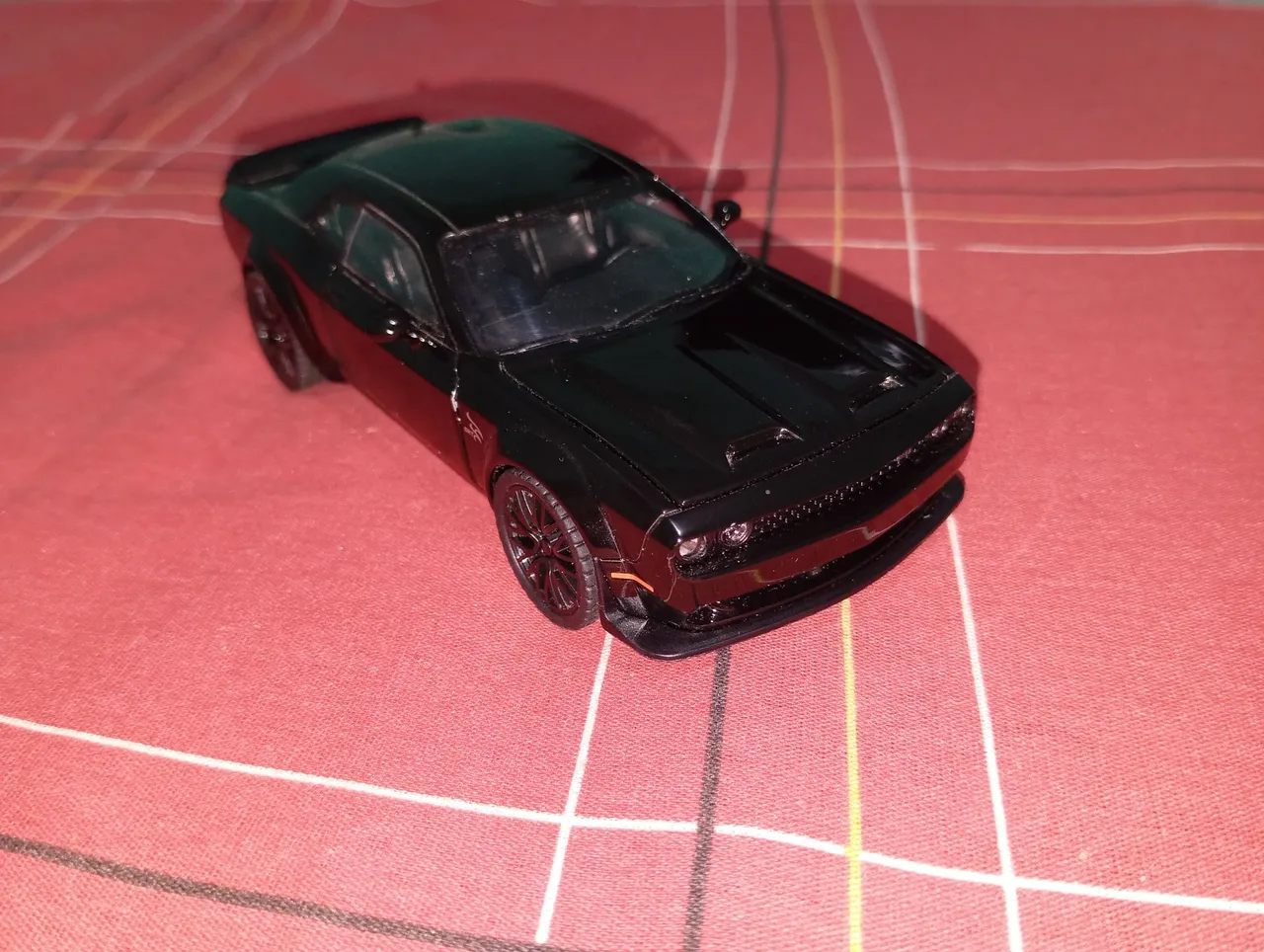 carro miniatura dodge challenger seminovo colecionador