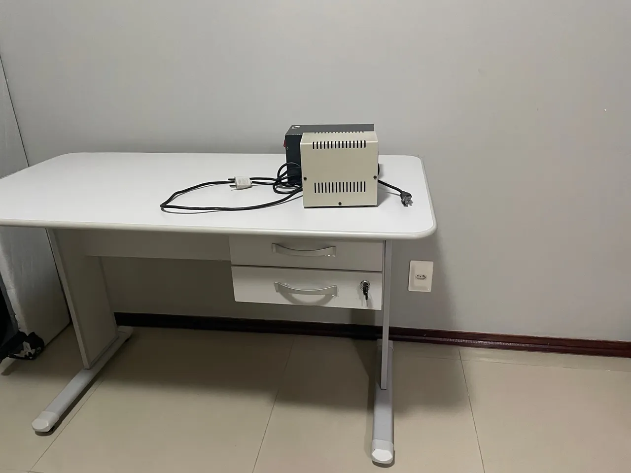 Mesa de escritório cinza com gavetas