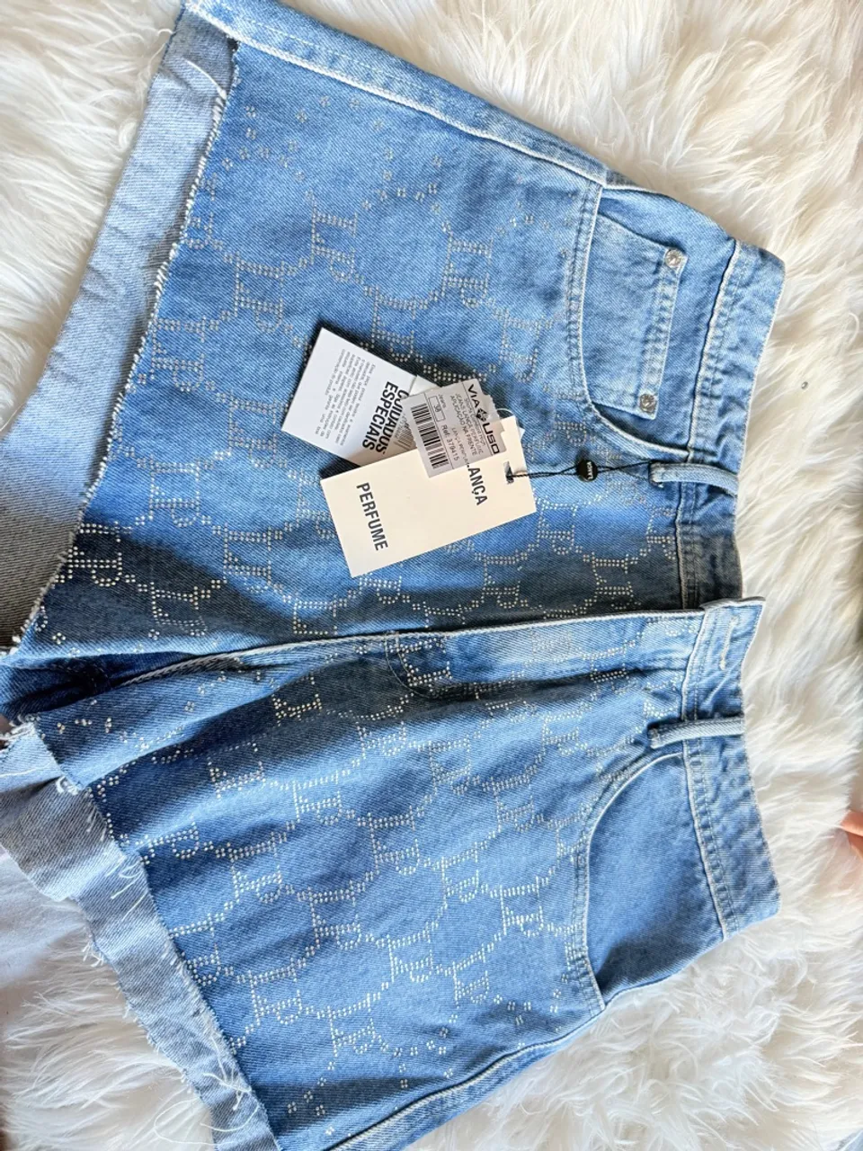 Shorts jeans com detalhes brilhantes