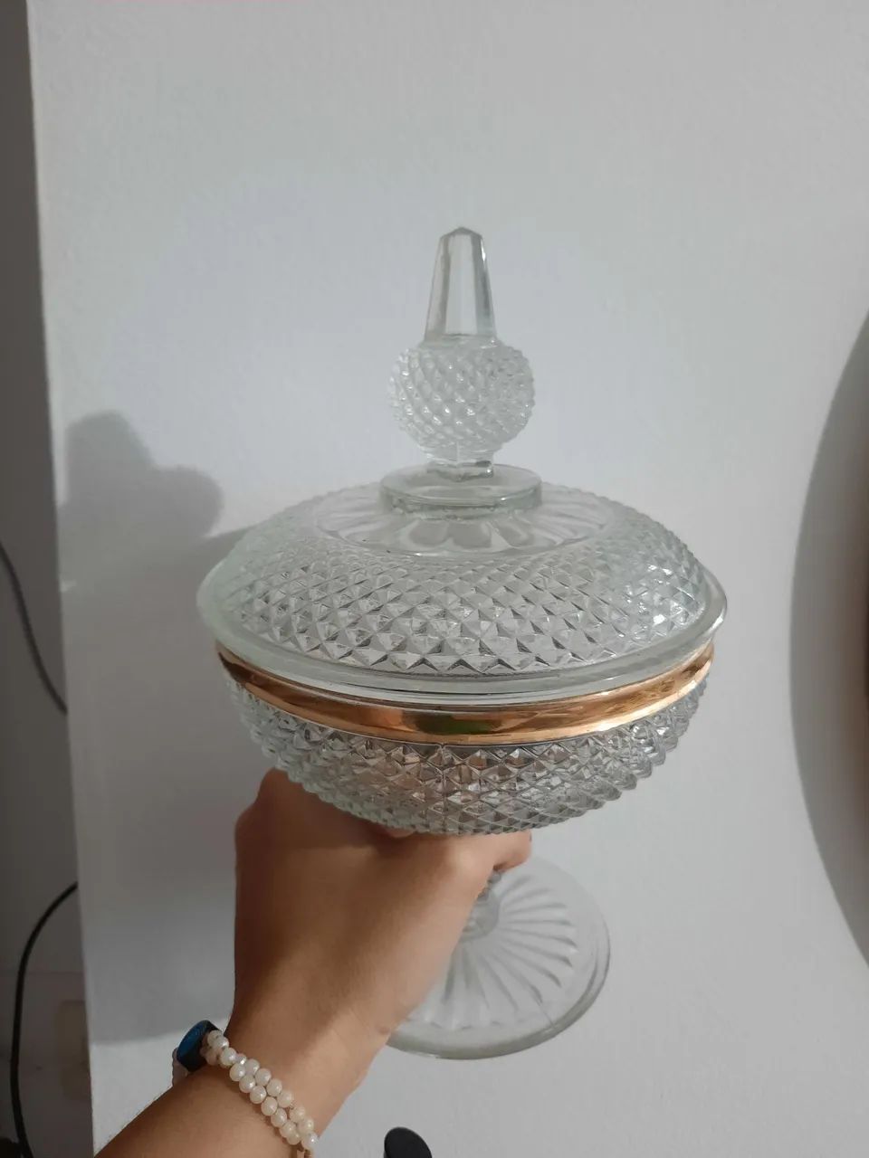 Potiche de cristal com pé e detalhes dourados - Foto 6