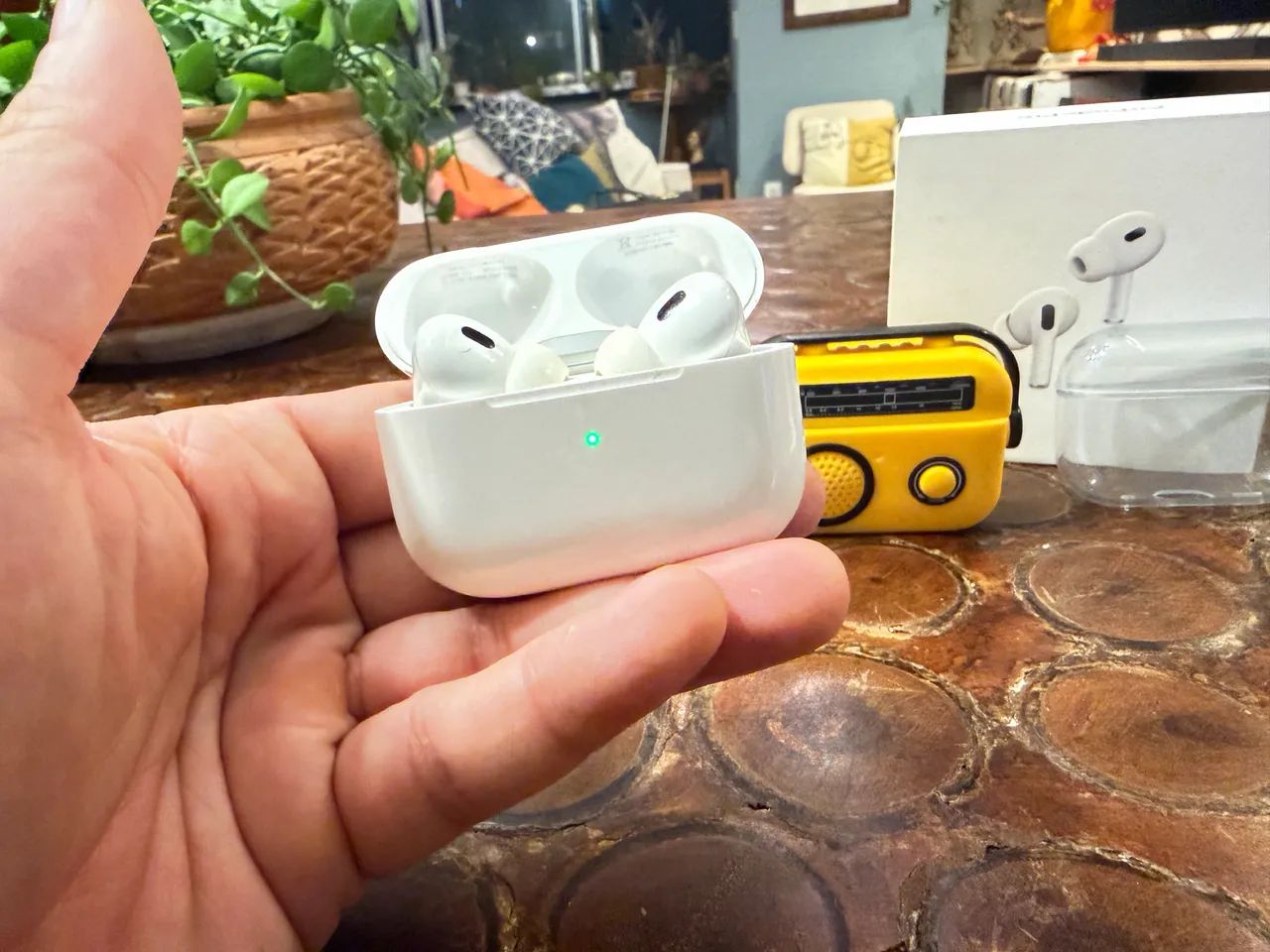 Air Pods Pro 2 - USB-C - Na caixa em estado de Novo - Quase sem uso - Foto 2