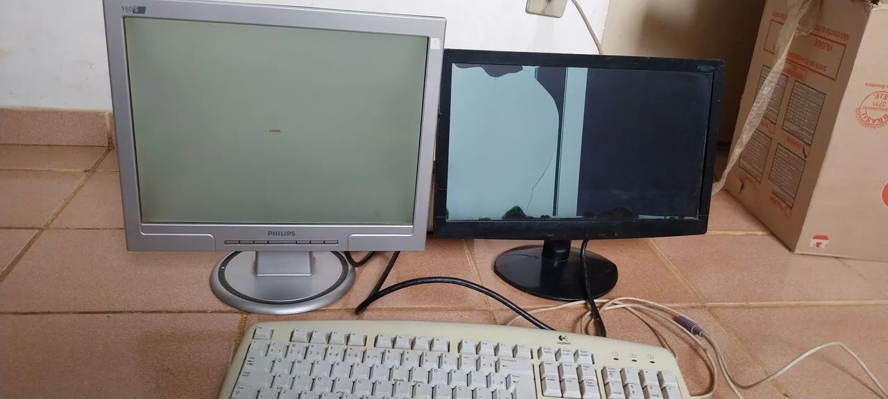 Vendo dois monitores e um teclado R$ 200  tudo - Foto 2