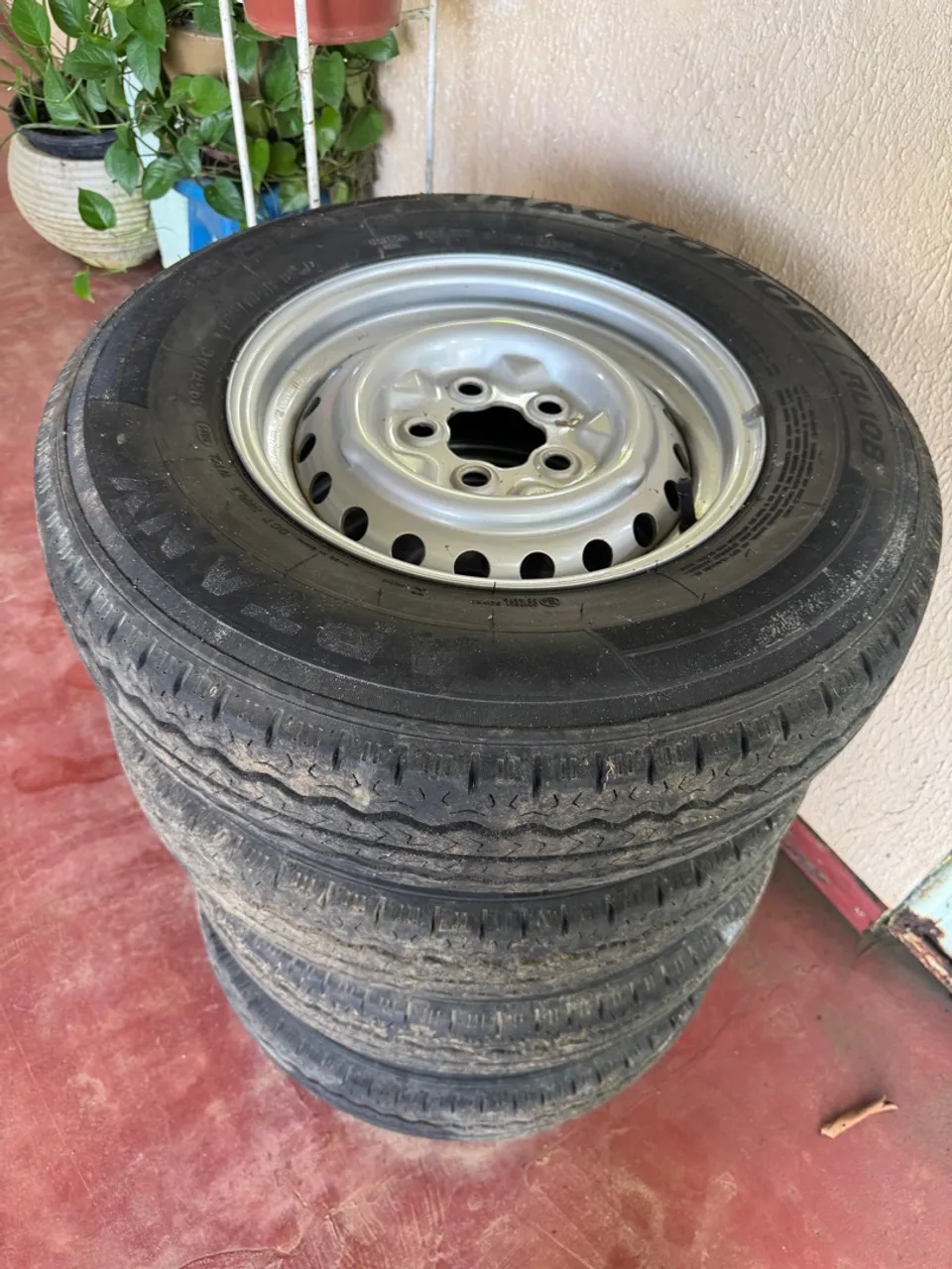 Pneus c/ Aros 195R14C 106/104R