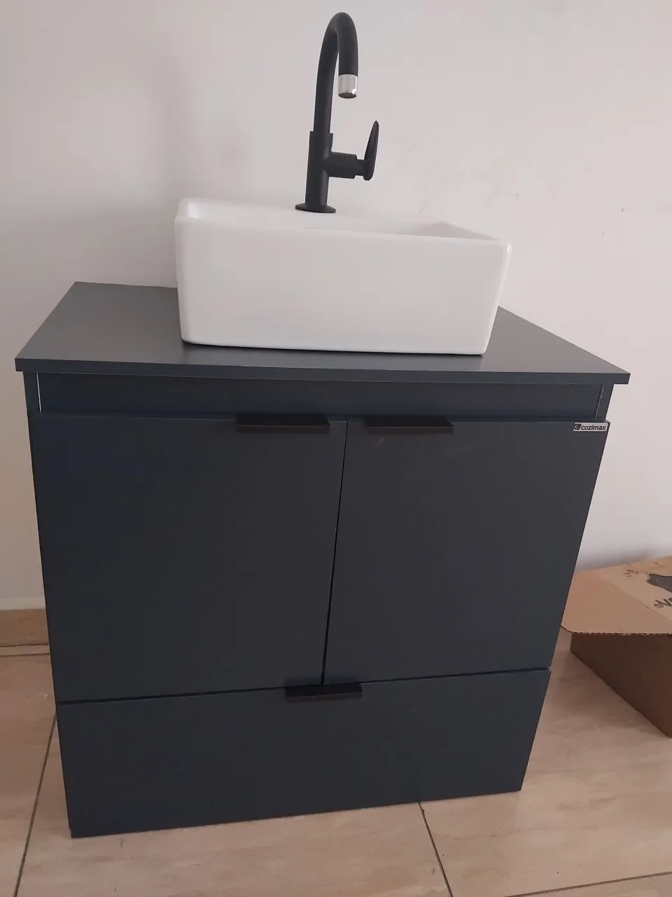 Gabinete Cuba e torneira com um design moderno