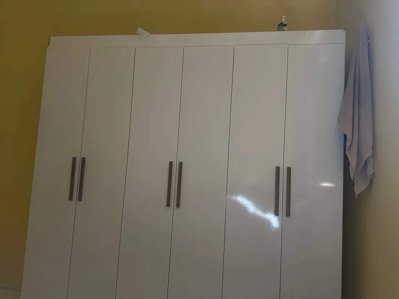 Guarda-roupa branco com design moderno