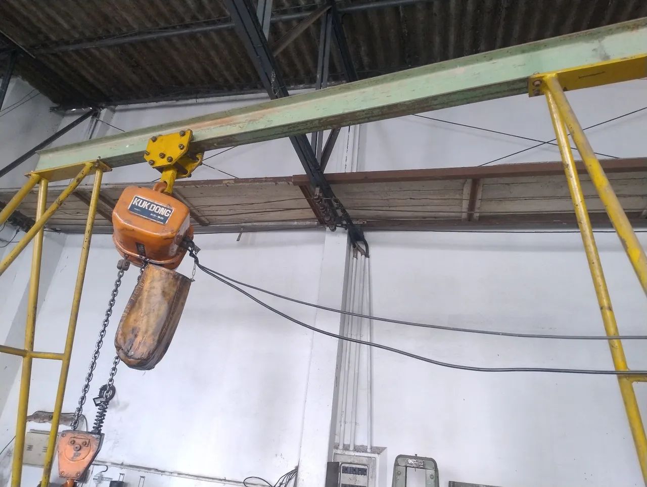 Talha Elétrica 2 tons com pórtico 