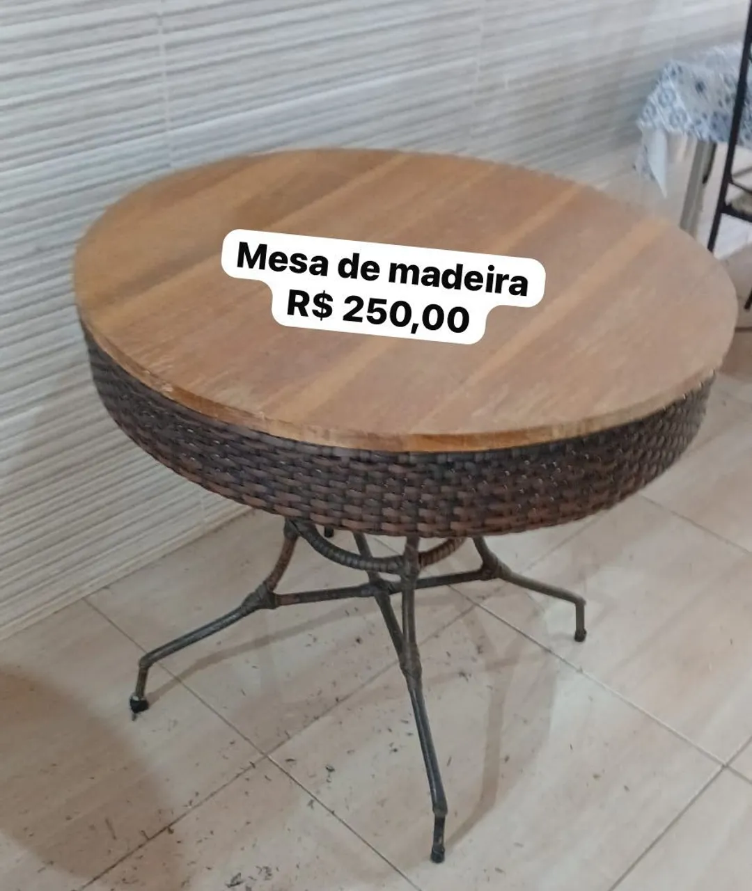 Mesa de madeira redonda com base de rattan