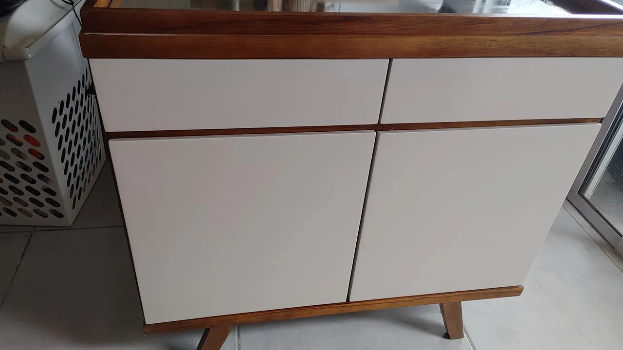 Buffet moderno com gavetas e portas