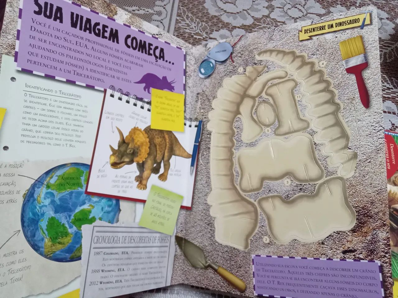 Livro "Desenterre um dinossauro" com partes para montar um dinossauro  - Foto 4