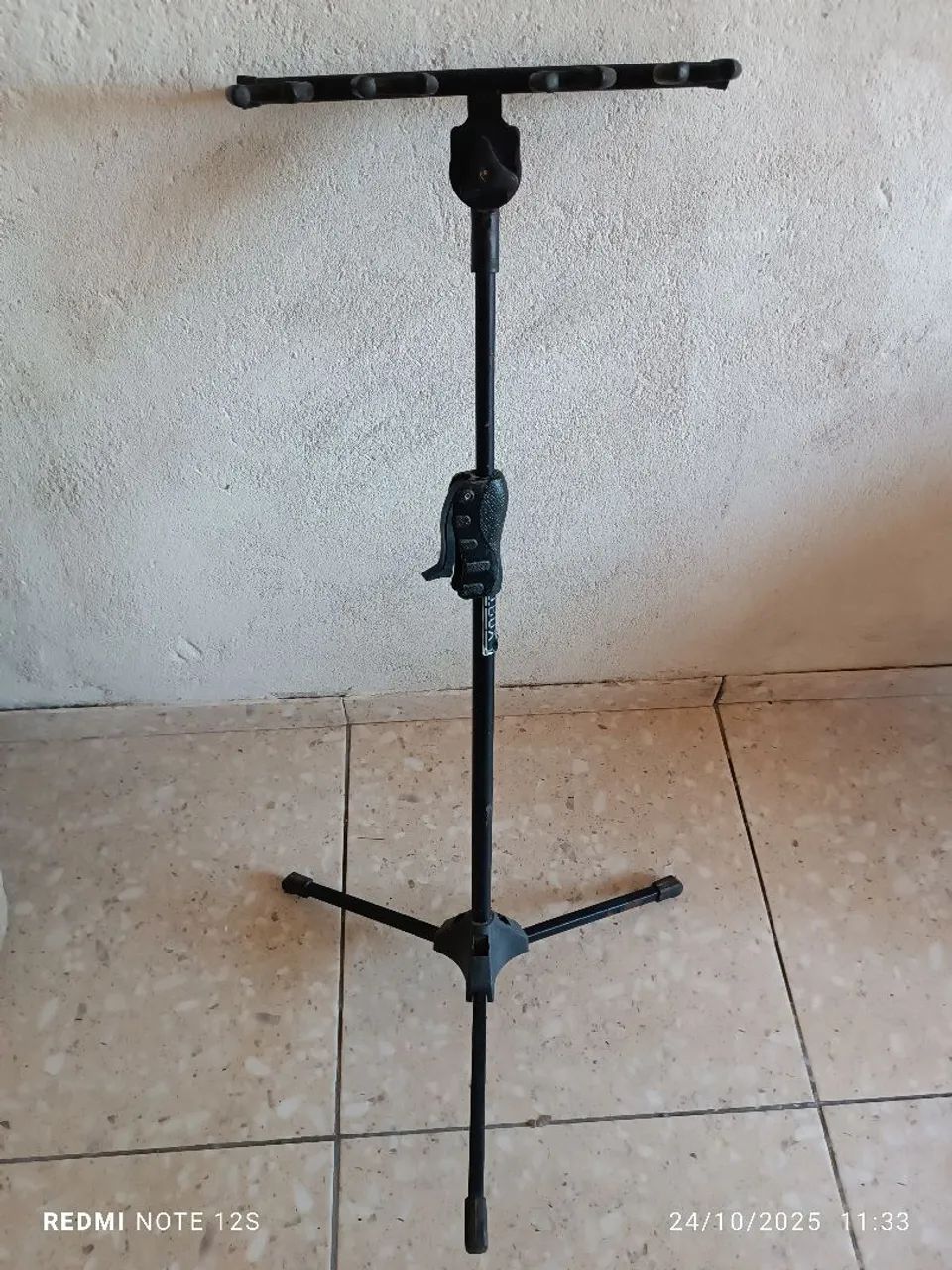 Vendo um pedestal de microfones.. 429413994689341441