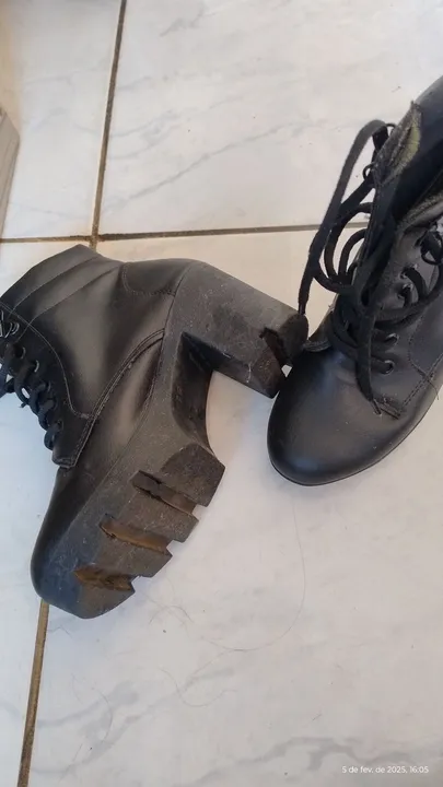 Botas pretas de cano curto