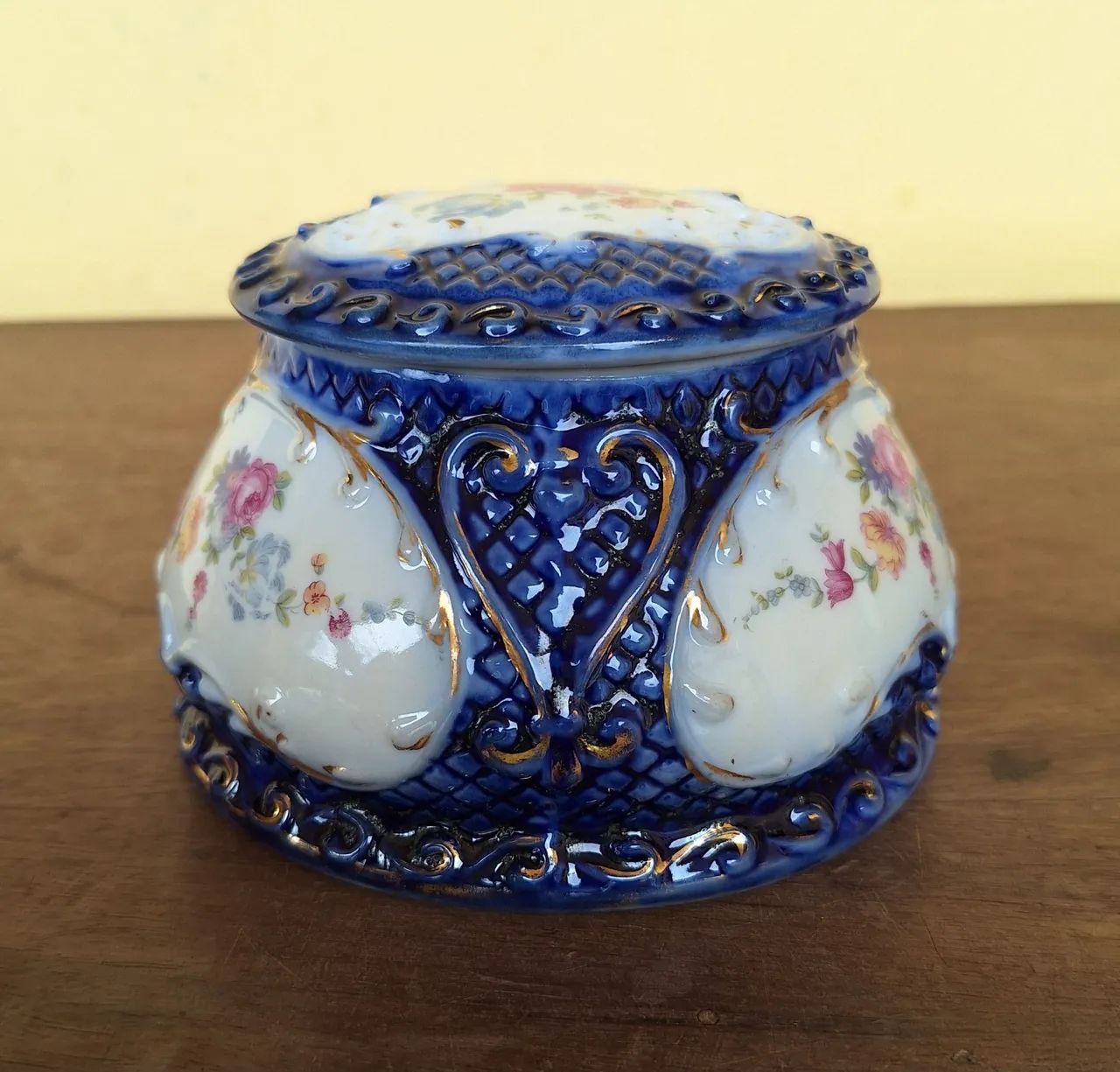 ANTIGO PORTA JOIAS EM PORCELANA CST PEDREIRA COM DELICADO DECALQUE FLORAL, ANTIGUIDADE. - Foto 2