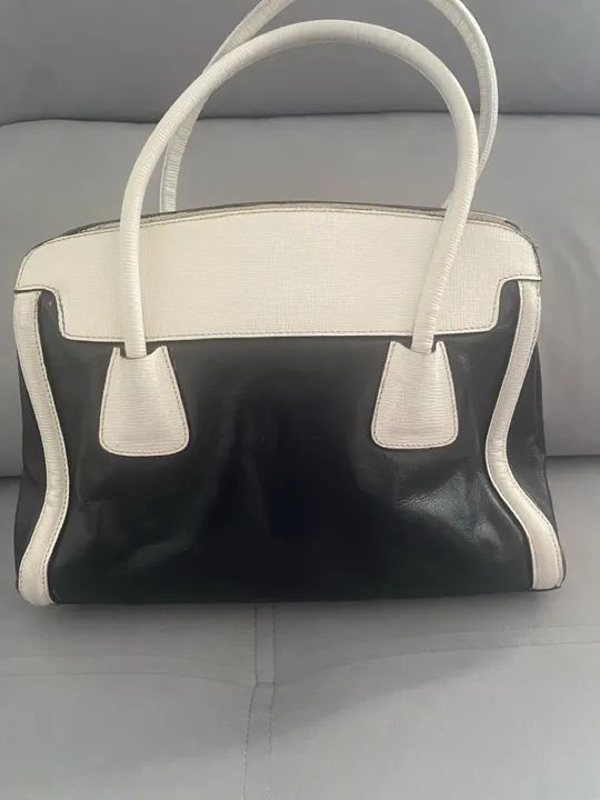 Bolsa Corello Preta e Branca  couro legítimo  - Foto 2