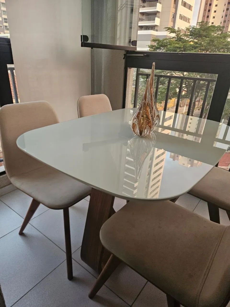 Conjunto de Mesa em Laca com 4 Cadeiras64573992514562121