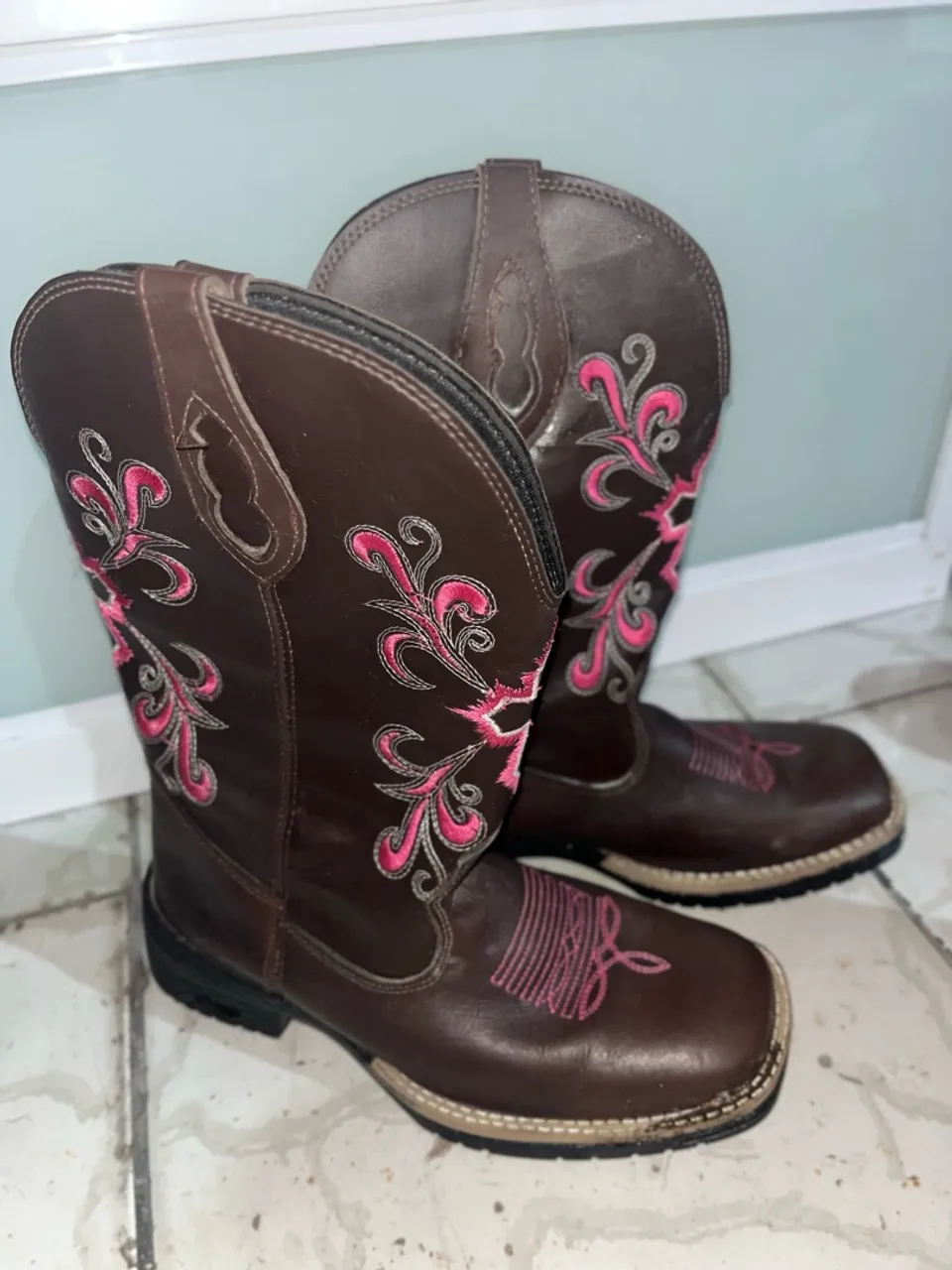 Botas Country Femininas Bordadas - Marrom com Rosa