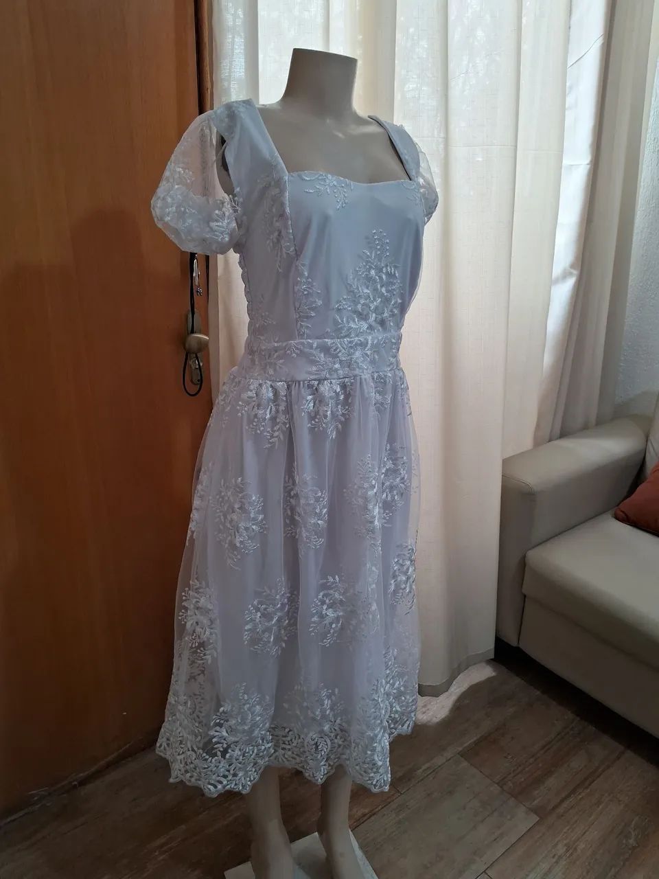 Vestido branco rendado com mangas bufantes - Foto 5
