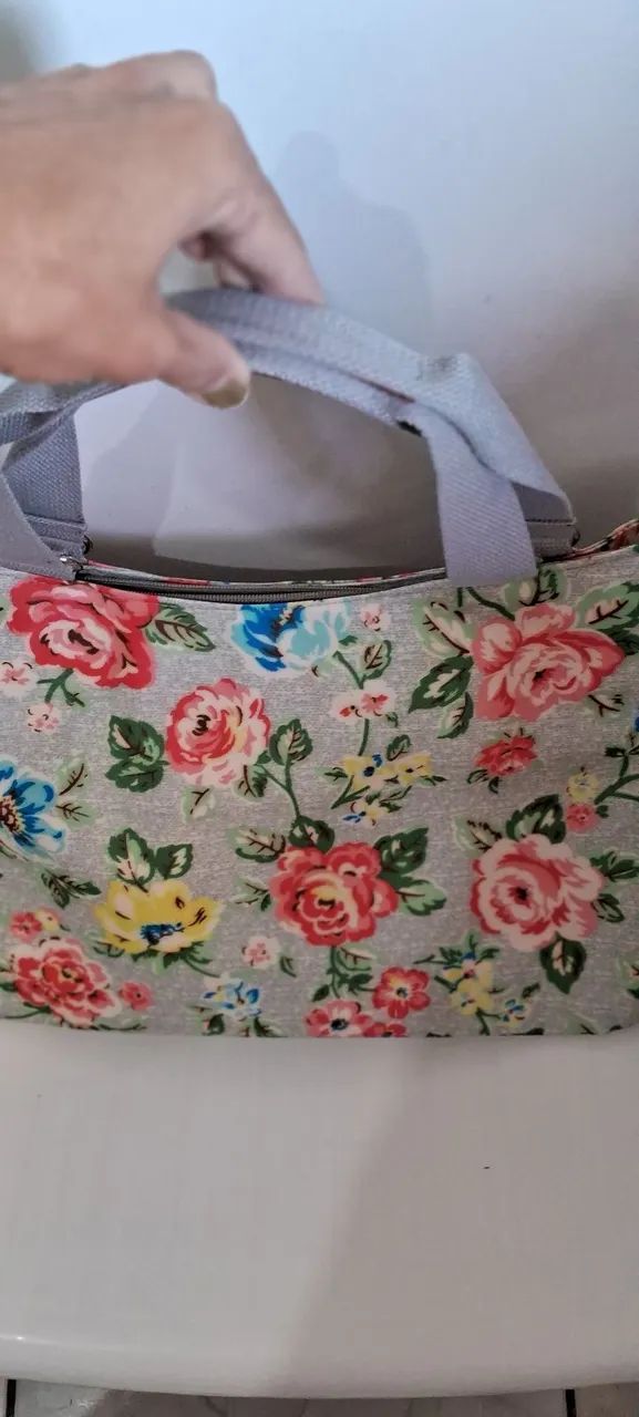 Bolsa floral com design moderno e bolsos externos - Foto 2
