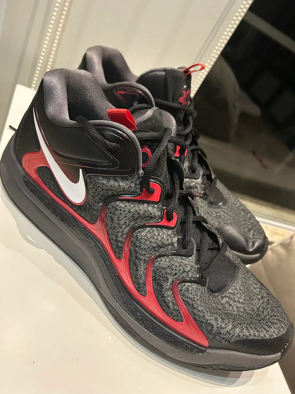 Vendo lindo e poderoso tênis da Nike para jogar basquete, vôlei ou