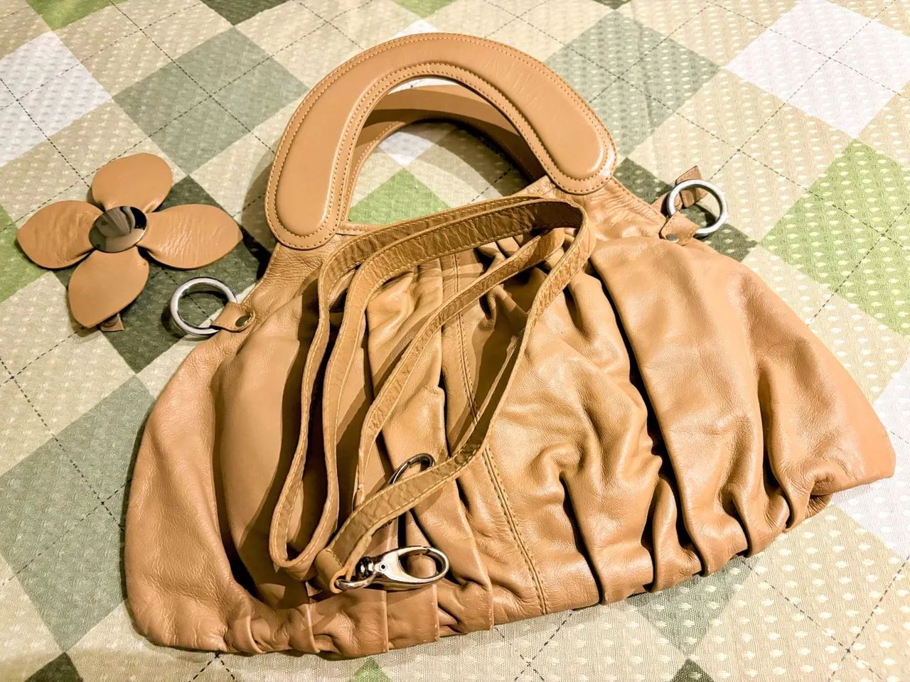 Bolsa de couro com detalhe de flor - Foto 2