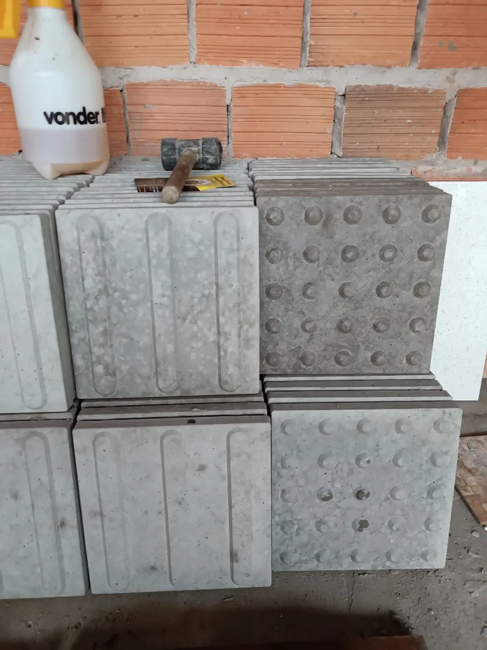Pisos Tátil e Ranhurado em Concreto para Construção