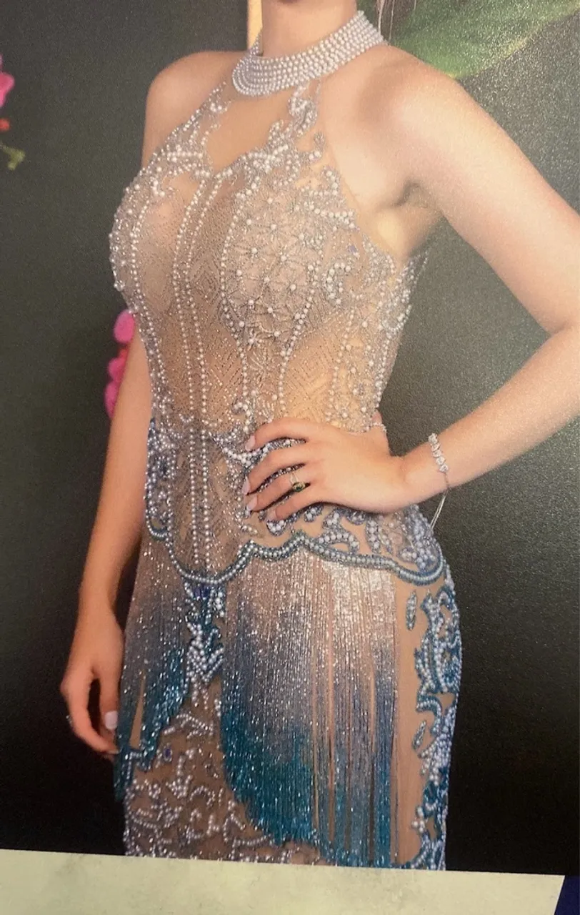 Vestido de festa bordado com pedras EMPÓRIO HD e detalhes em verde água 