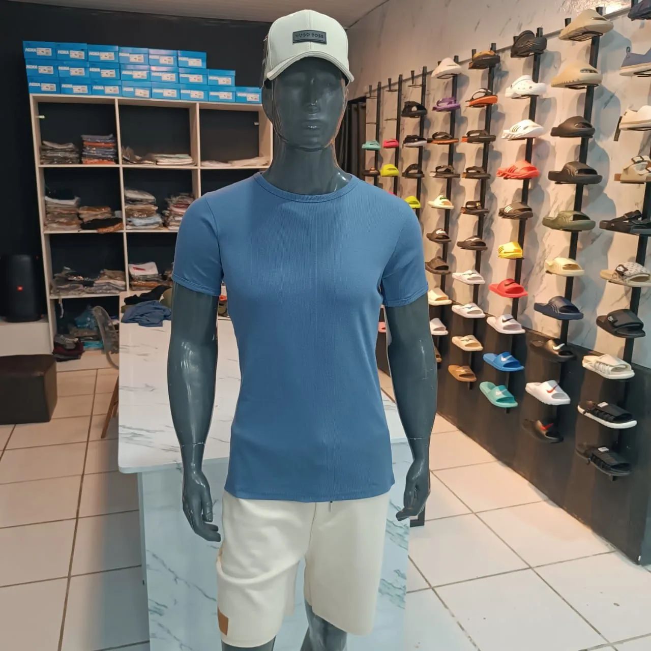 Camiseta Preta Manga Curta básicas modelo caneladas  - Foto 4
