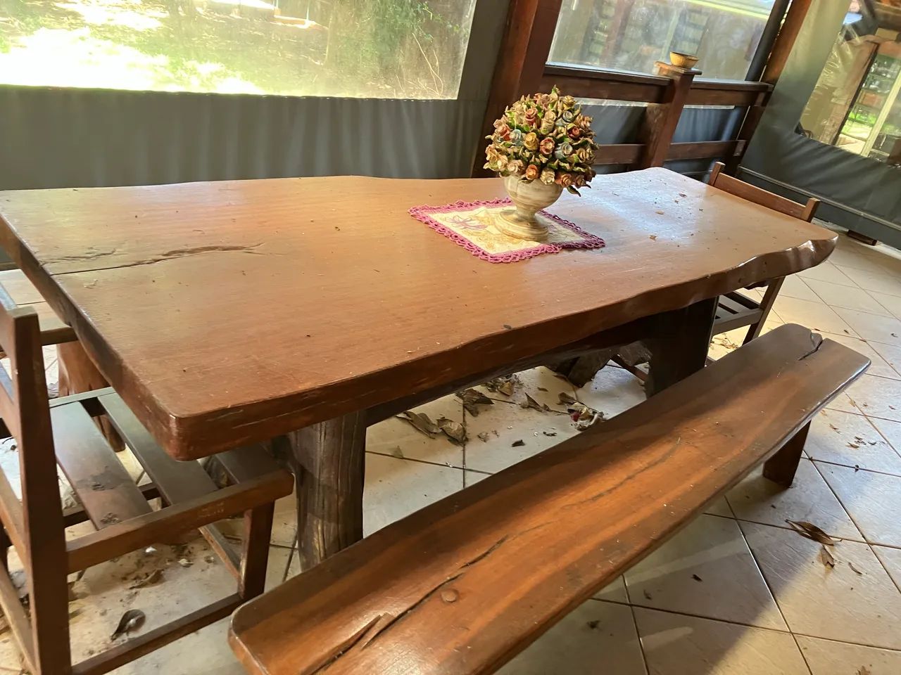 Mesa jantar rústica de madeira maciça (com bancos e cadeiras)