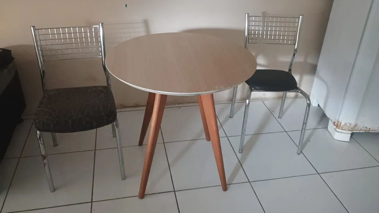 Vendo mesa com 2 cadeiras 