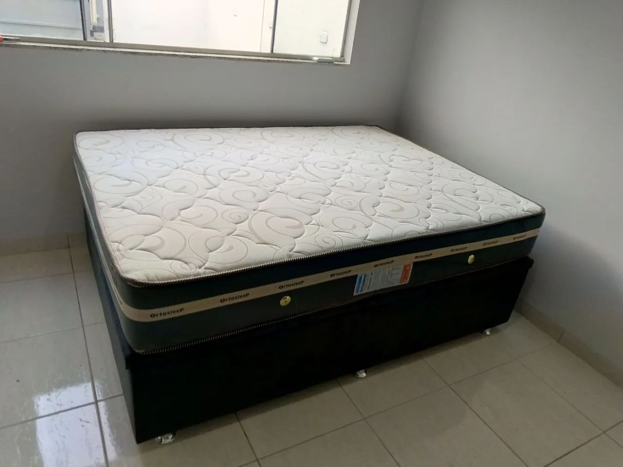 Cama casal com colchão confortável 