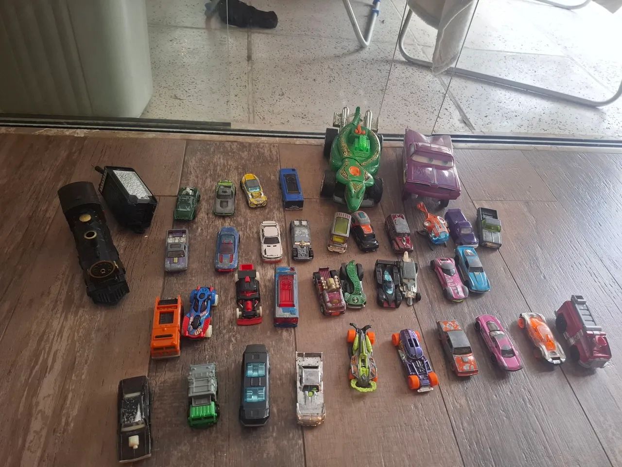Carrinhos hotwheels e pista - Foto 2