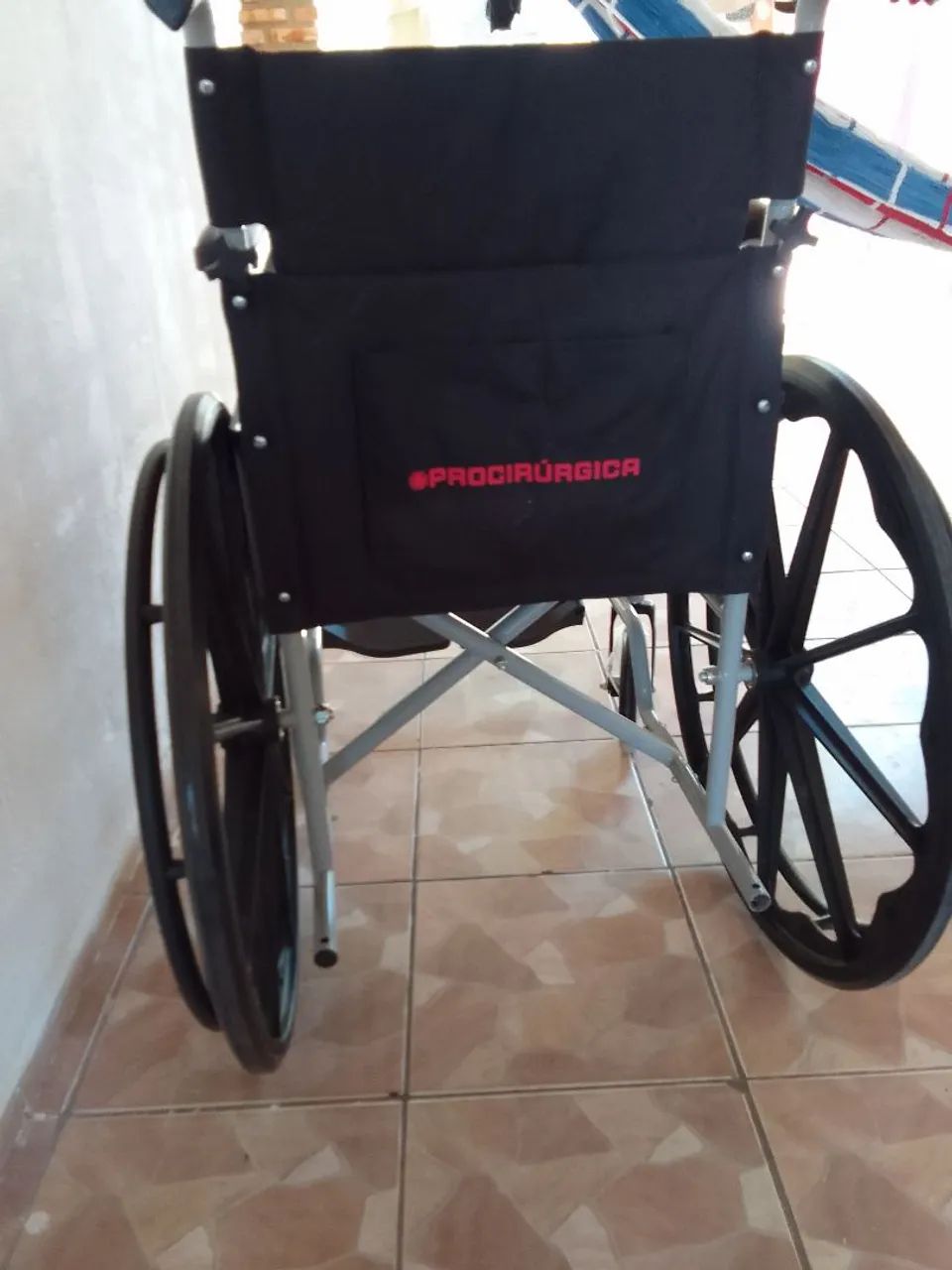 Cadeira de rodas novíssima 1 dia de uso. - Foto 3