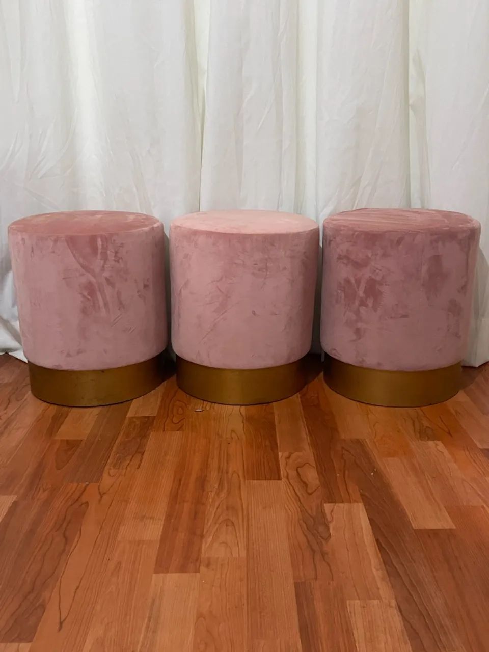 Kit 3 Pufs Puff puffs poltrona rosa com dourado