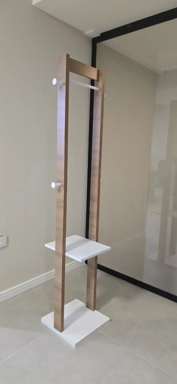 Cabideiro de chão cor branco com amêndoa - Foto 2
