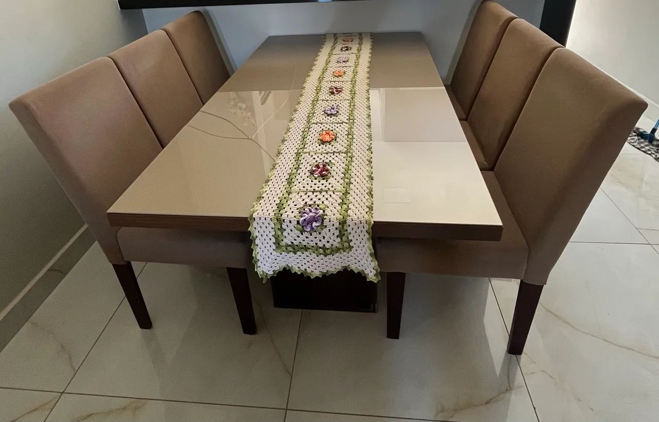 Mesa com 06 cadeiras 