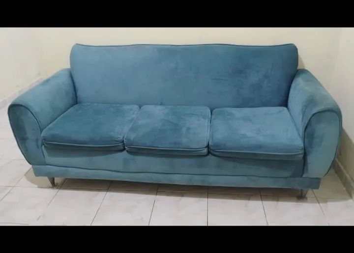 Sofá de 3 lugares com almofadada soltas na cor azul 