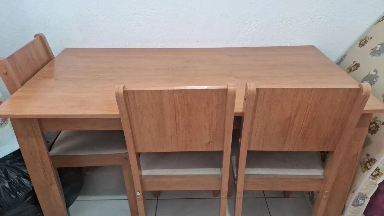 Vende-se mesa de madeira com 4 cadeiras - Foto 2