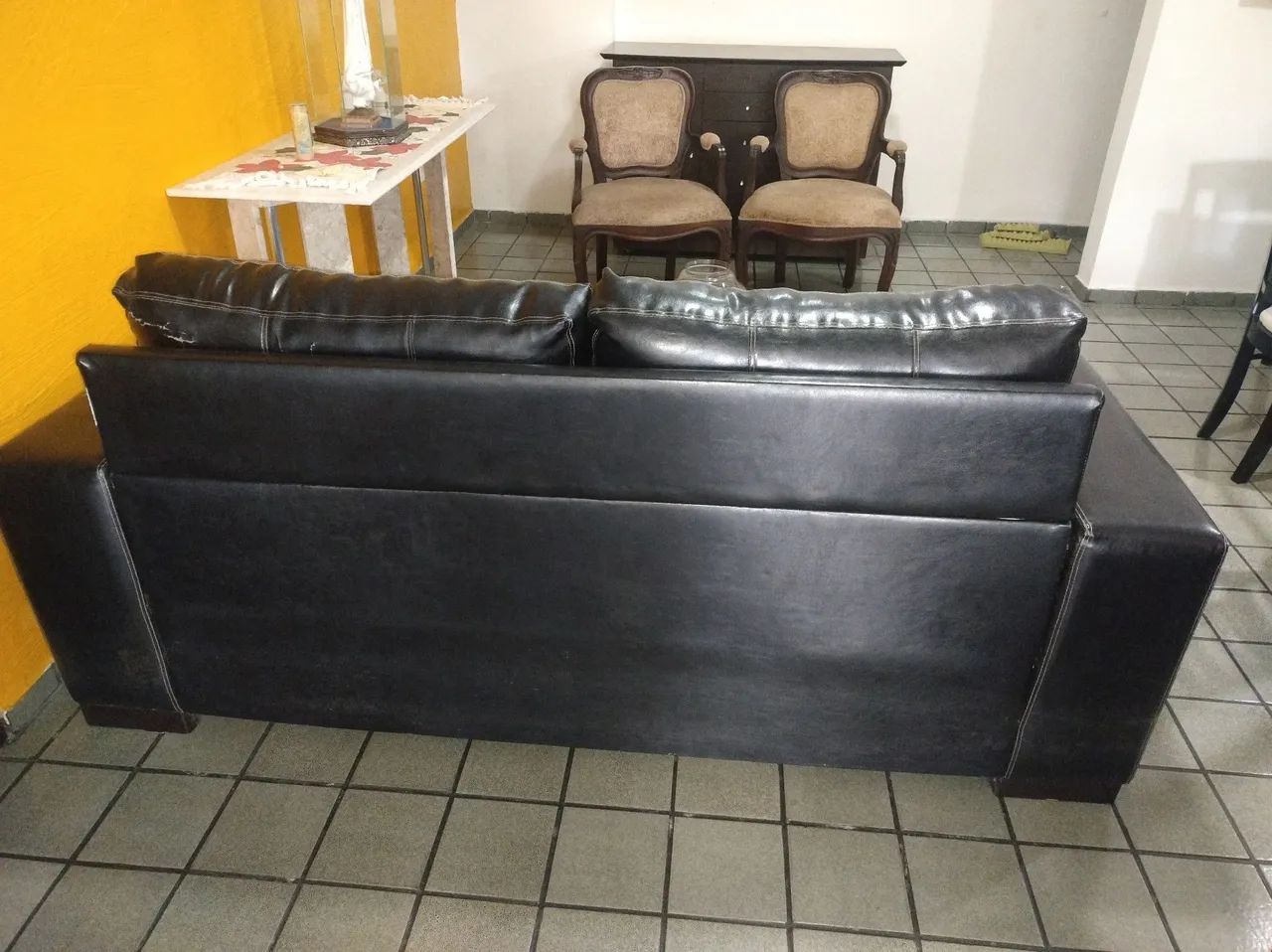 Sofá preto 3 lugares *Leia a legenda * - Foto 2
