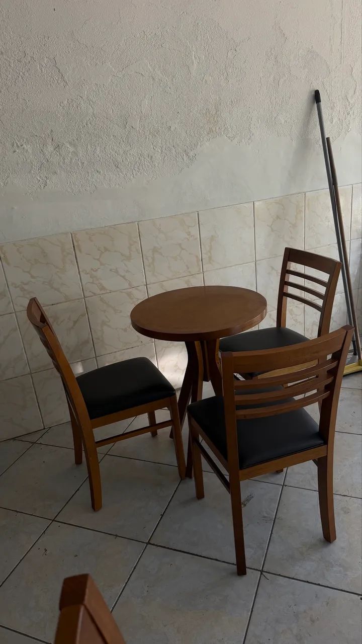 Mesa com 3 cadeiras (madeira) - Foto 3