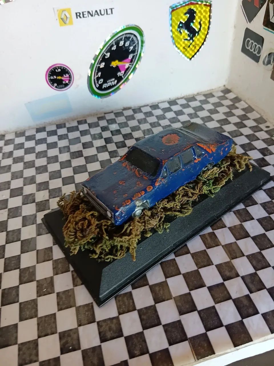 Miniatura opala abandonado em resina azul 
