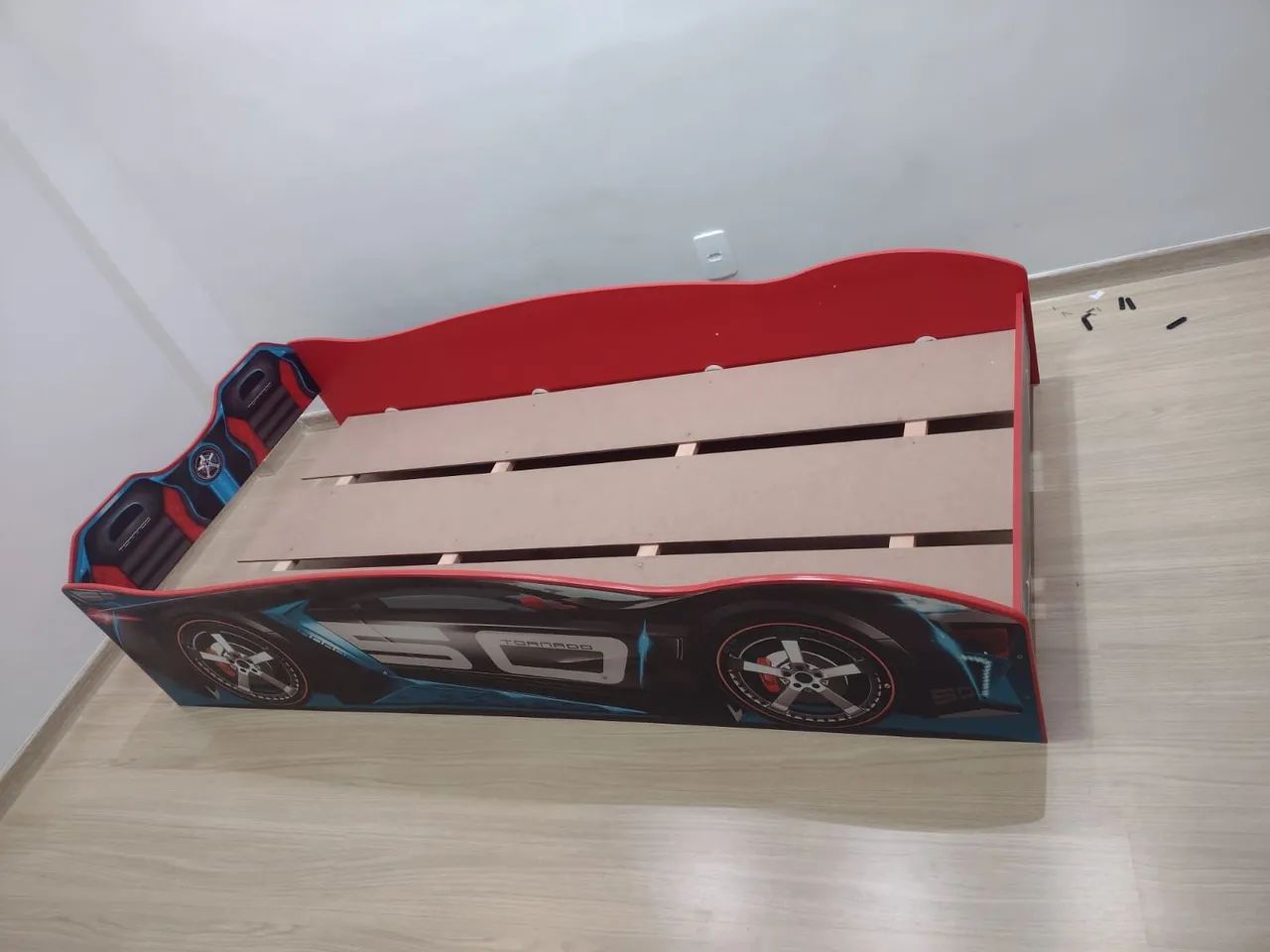 Cama infantil formato carro