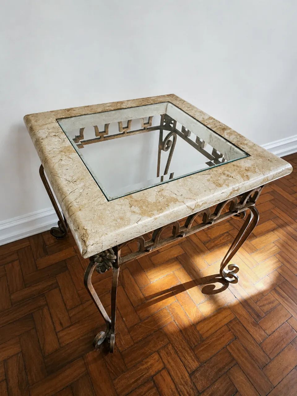Mesa Lateral em Mármore, Metal e Vidro - Design Clássico