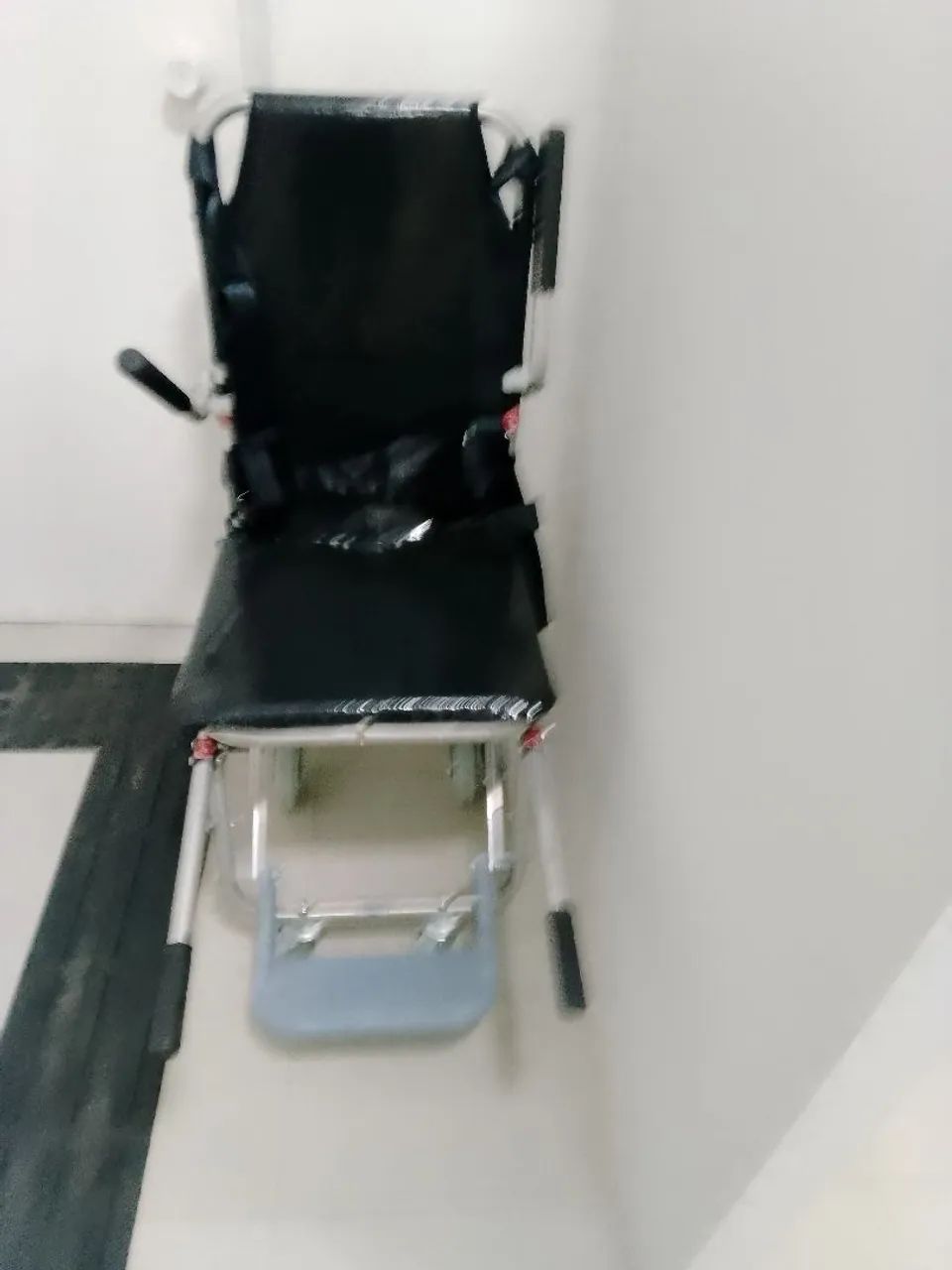 Cadeira sobe e desce escada  nova 