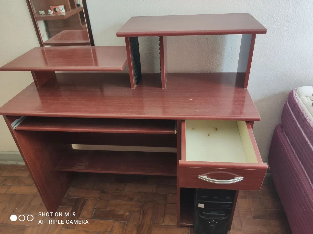 MESA DE MADEIRA PARA COMPUTADOR COM GAVETA  - Foto 4