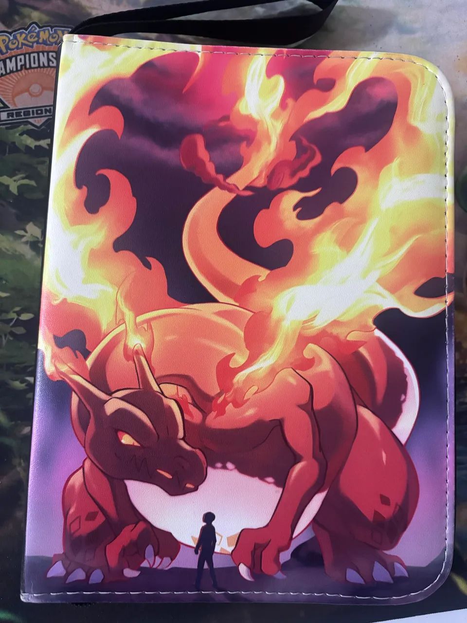 Fichário Charizard com coleção de cartas Pokémon 