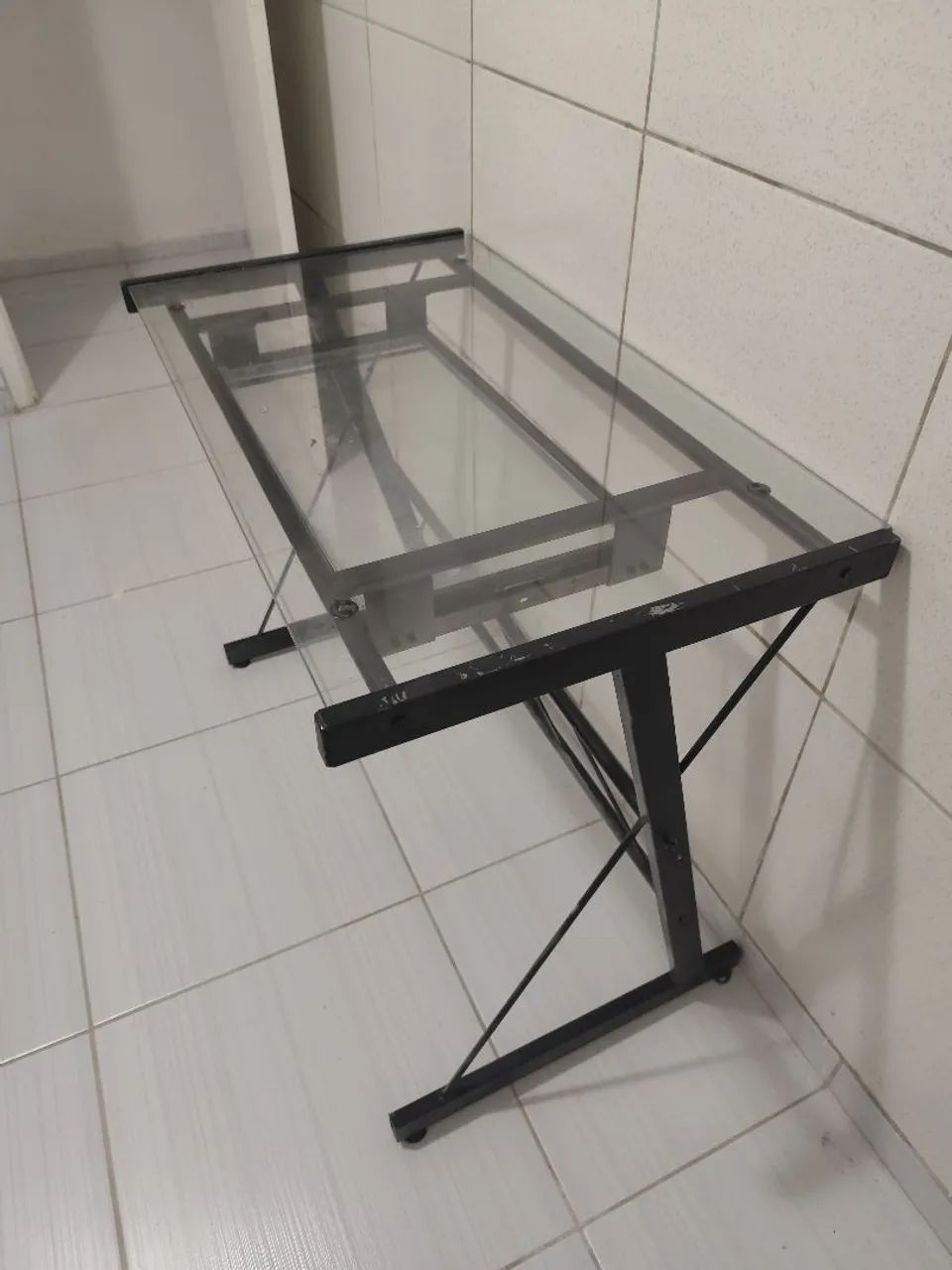 Mesa de escritório de metal com tampo de vidro - Foto 2