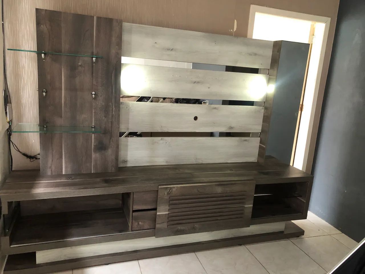Estante Home,com iluminação no painel 