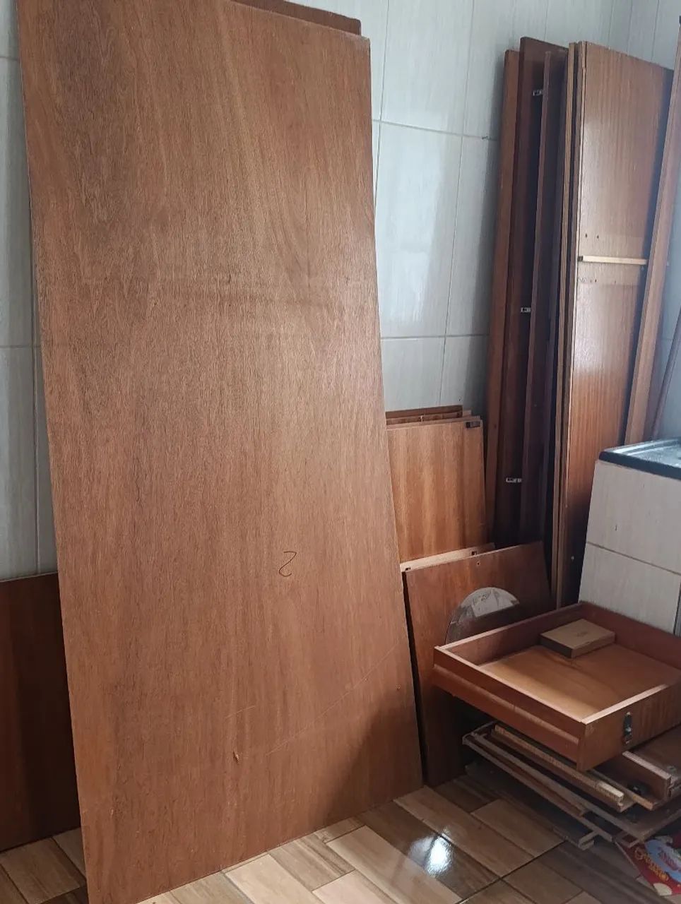 Guarda roupa antigo de madeira com penteadeira  - Foto 2