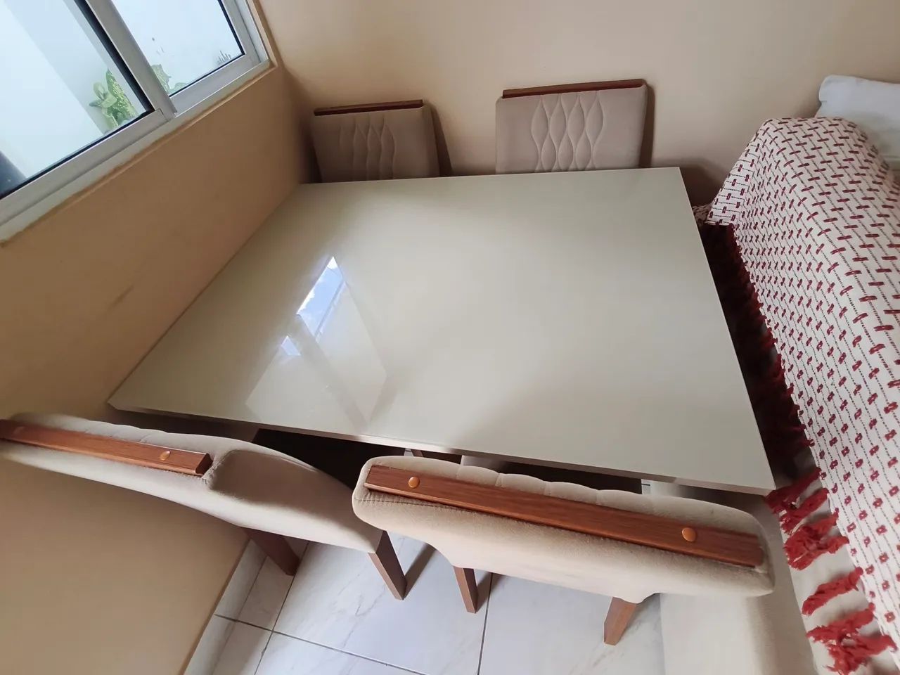 Mesa com 4 cadeiras 