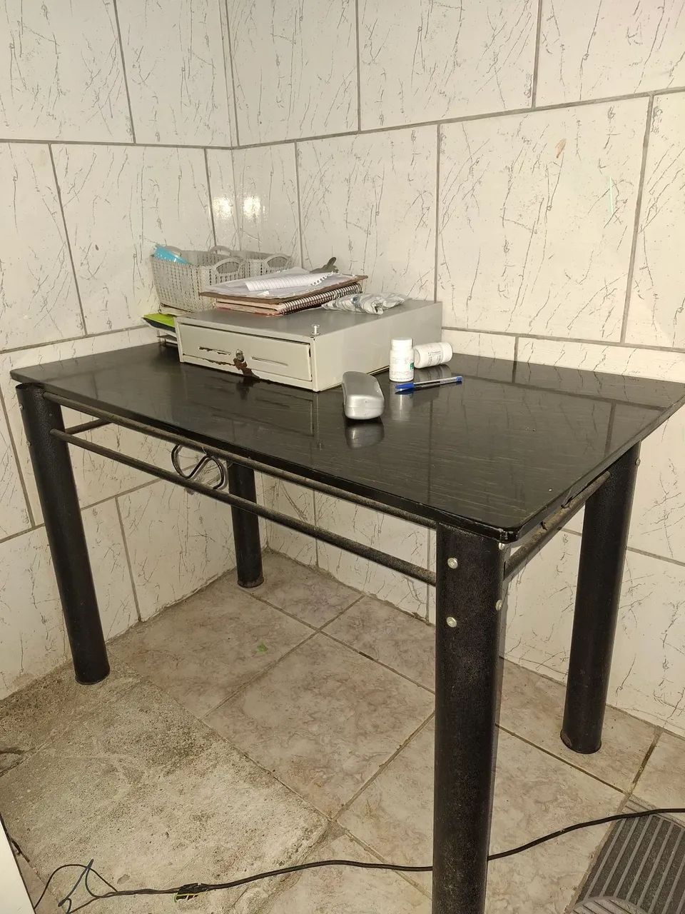 Meda de ferro e tampo em pedra 
